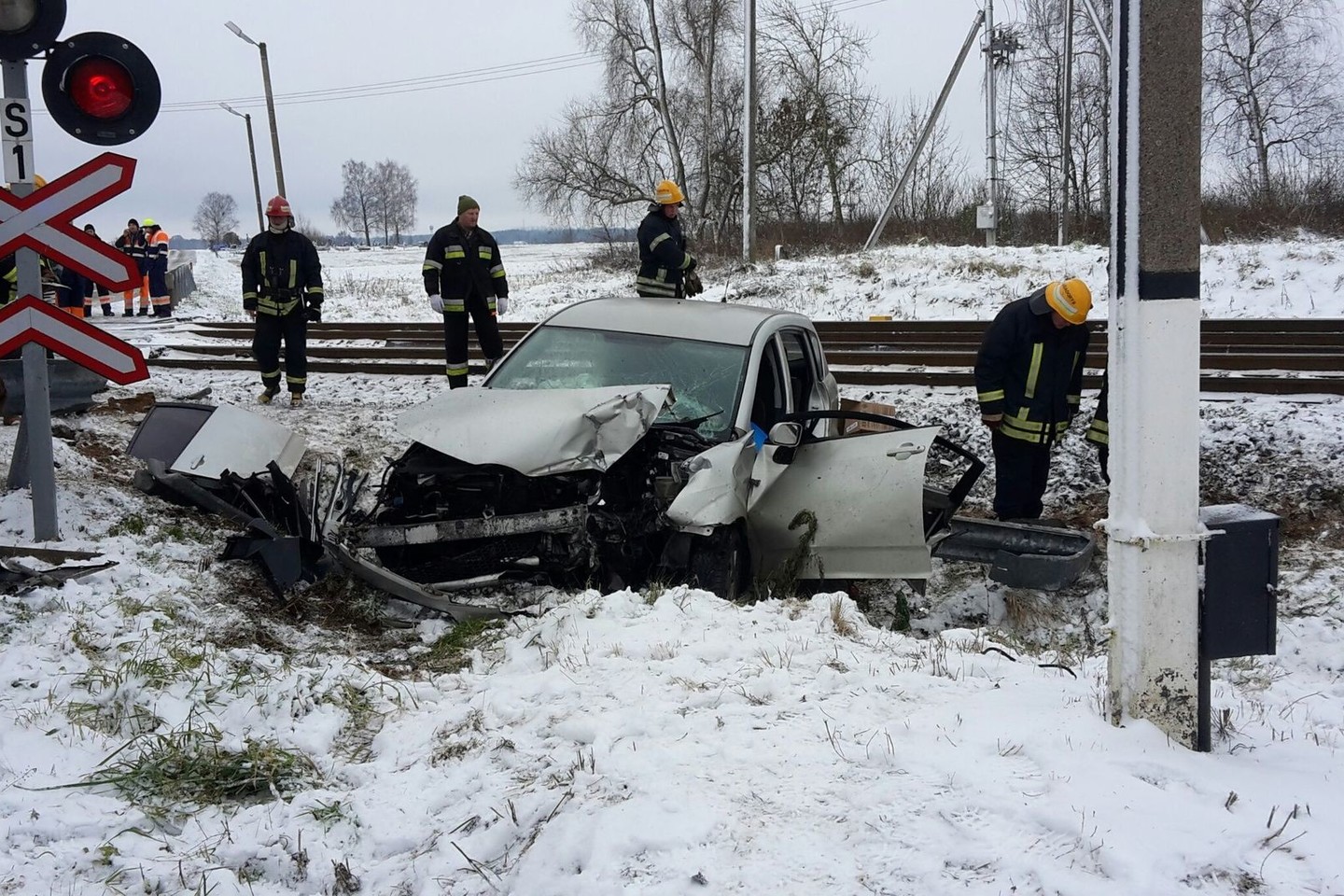 Netoli nuo Kaišiadorių susidūrus traukiniui ir lengvajam automobiliui, žuvo vietos ūkininkas A.Aleksejūnas, o jo žmona buvo sunkiai sužeista.<br>Kauno apskrities VPK nuotr.