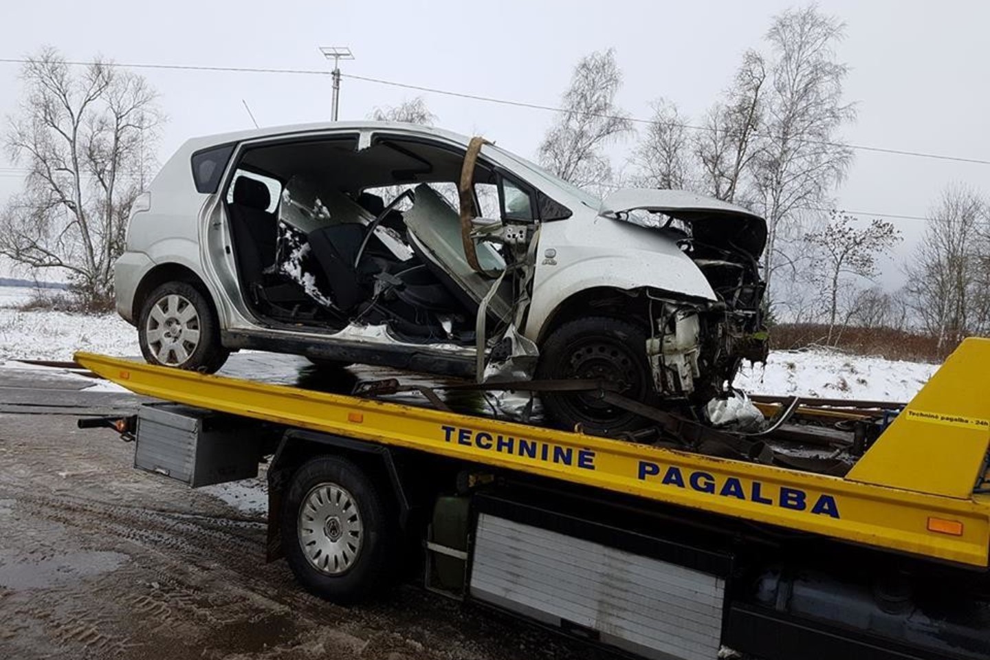 Netoli nuo Kaišiadorių susidūrus traukiniui ir lengvajam automobiliui, žuvo vietos ūkininkas A.Aleksejūnas, o jo žmona buvo sunkiai sužeista.<br>M.Patašiaus nuotr.