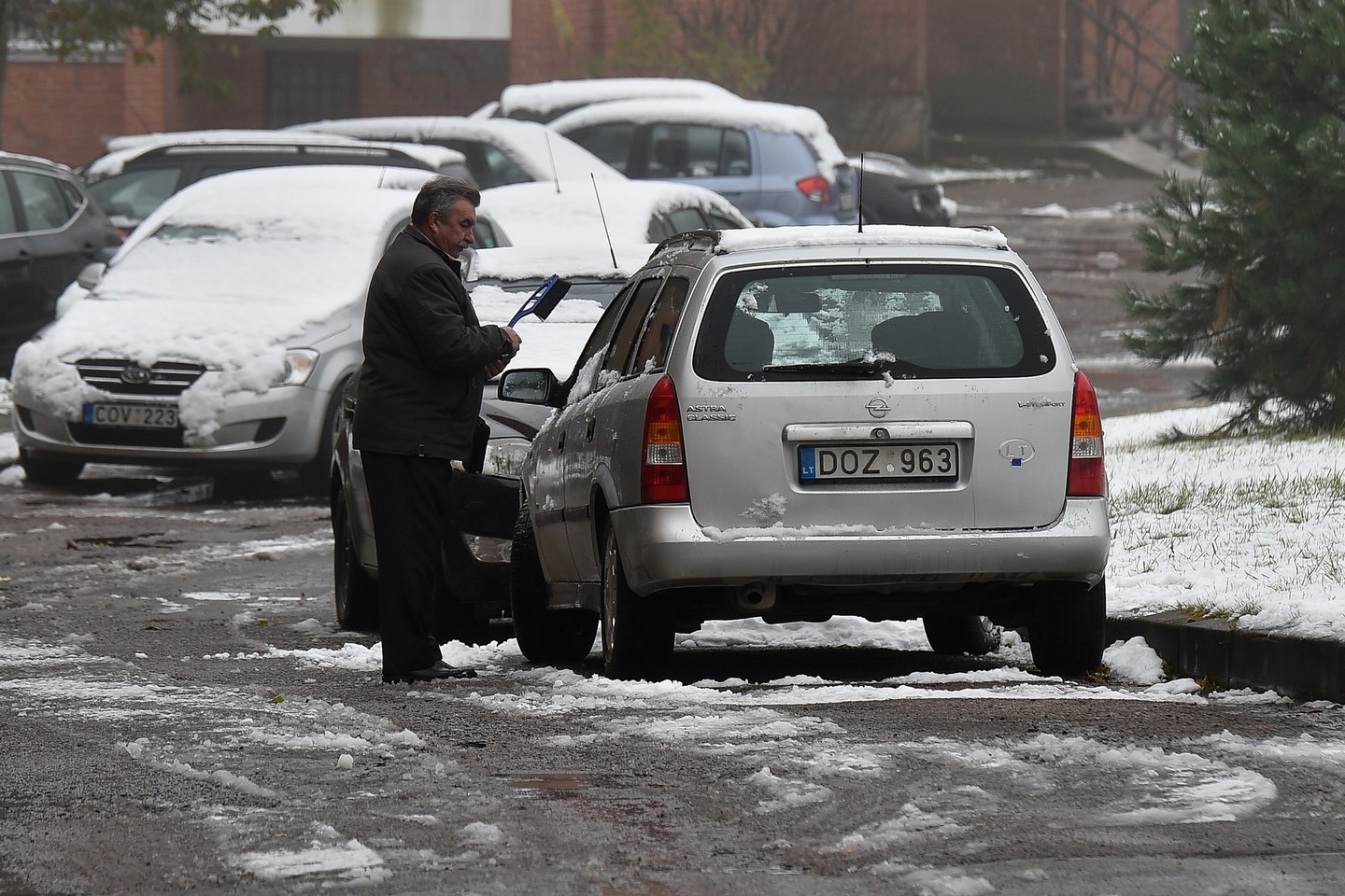Lyginant su tuo pačiu laikotarpiu pernai, šiemet lapkričio pradžioje pastebimai šoktelėjo žieminės ir neperšlampančios avalynės, galvos apdangalų taip pat automobiliams skirtų ledo grandiklių pardavimai