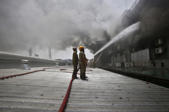 Indijoje per gaisrą siuvimo fabrike žuvo 13 žmonių