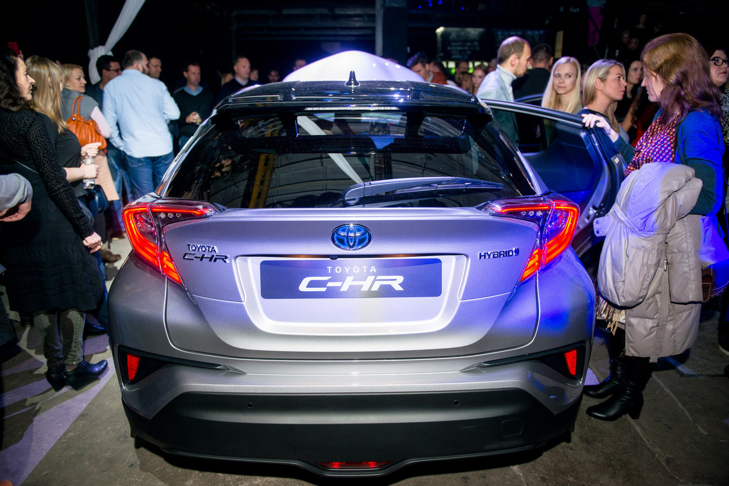 Spindinčiame vakarėlyje pristatytas naujasis „Toyota C-HR“.<br>J.Stacevičiaus nuotr.