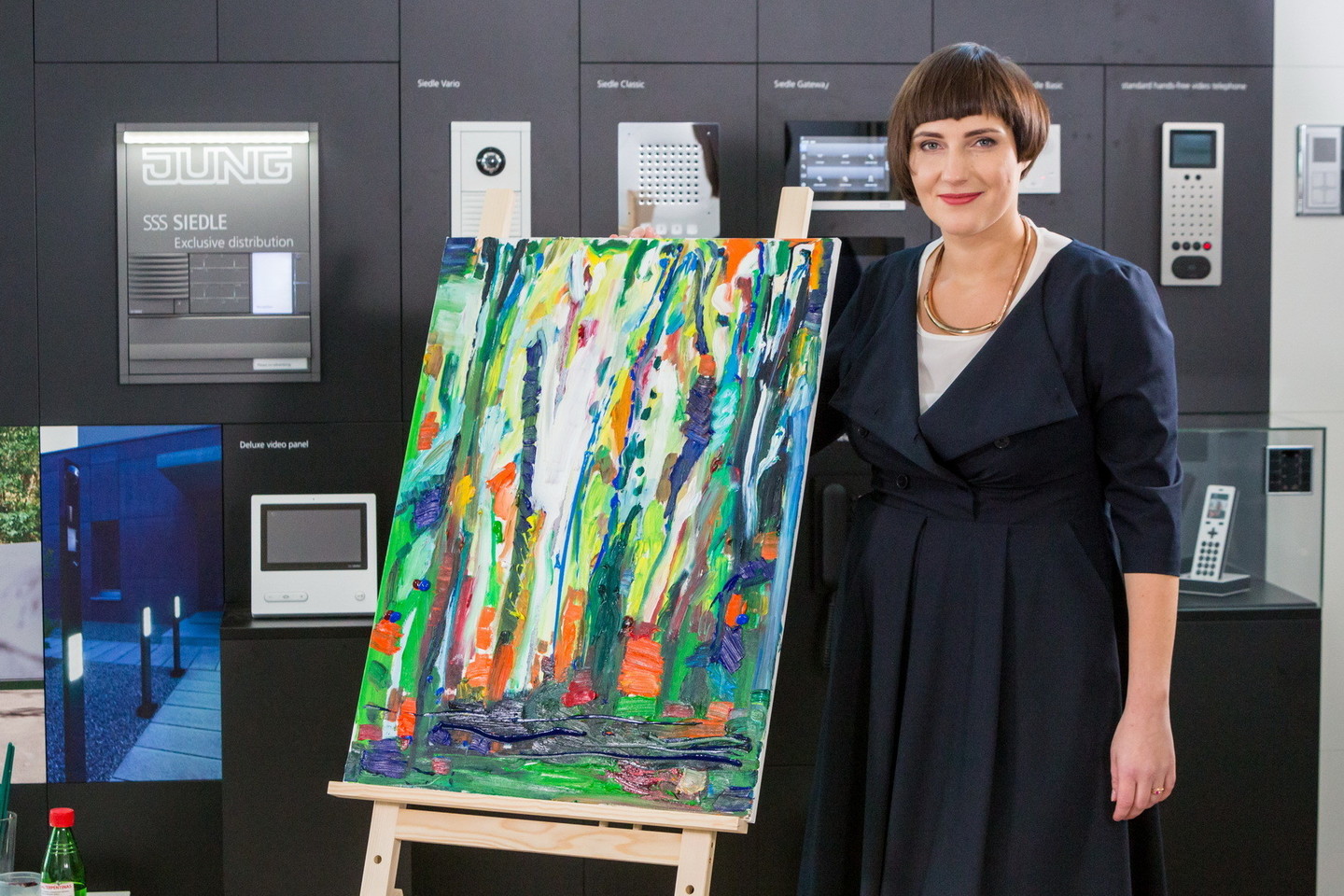 Moterys tapo projekto „Menas įJUNGia“ dalyvėmis, kurio metu bus sukurtos visiškai originalios – vardinės – šviesos jungiklių kolekcijos.<br>Bendrovės nuotr.