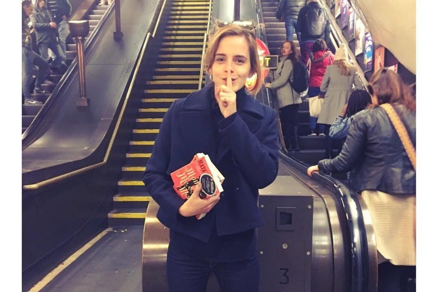 Emma Watson platina feministines knygas.<br>„Instagram“ nuotr.