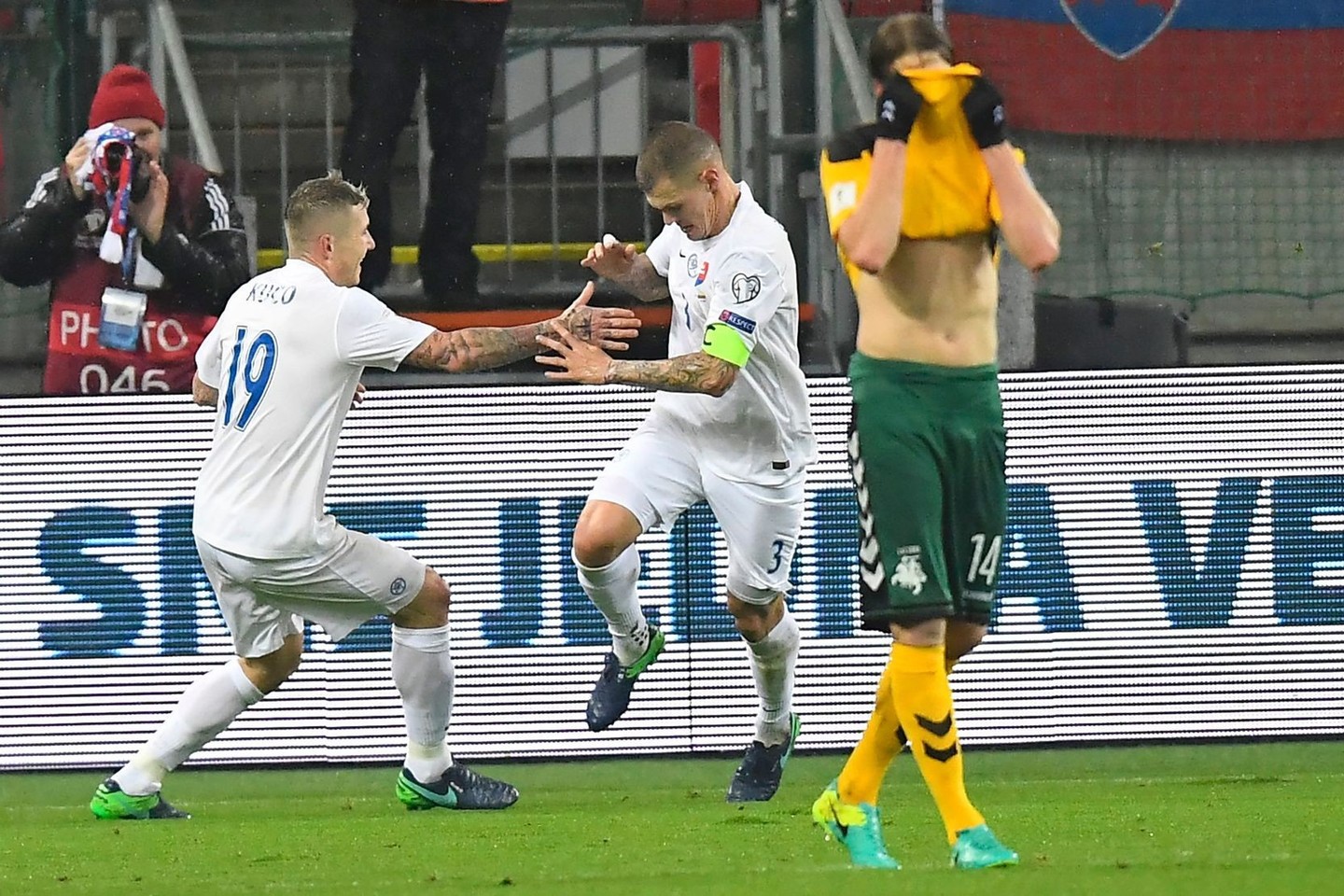 Lietuvos futbolo rinktinė subyrėjo dar pirmame kėlinyje.<br>AFP/Scanpix nuotr.
