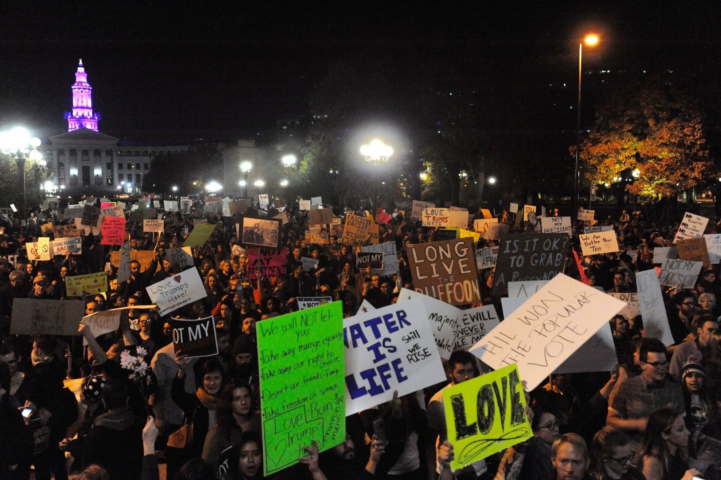Didžiuosiuose JAV miestuose protestuotojai keikė išrinktąjį prezidentą D.Trumpą, kėlė neramumus ir niokojo parduotuves.<br>AFP/“Scanpix“ nuotr.