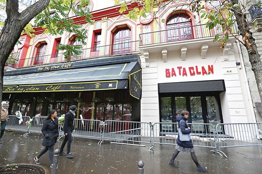 Paryžiaus teroro siaubas po metų blėsta: duris vėl atvers „Bataclan“