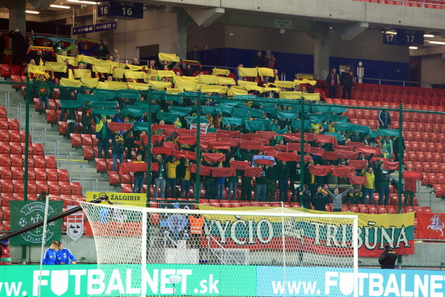 Lietuvius palaikė būrys aistruolių.<br>S.Čirbos/LFF nuotr.