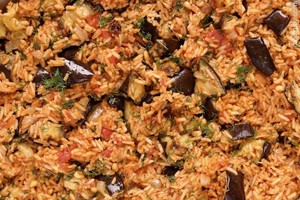 Baklažanų plovas nuo stalo dingsta greičiau už bet kokį mėsos patiekalą