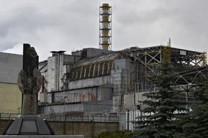 Černobylyje naujas gaubtas pradėtas stumti ant branduolinio reaktoriaus