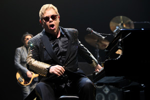 Eltonas Johnas hitų ir energijos kupiną koncertą Vilniuje skyrė mirusiam draugui