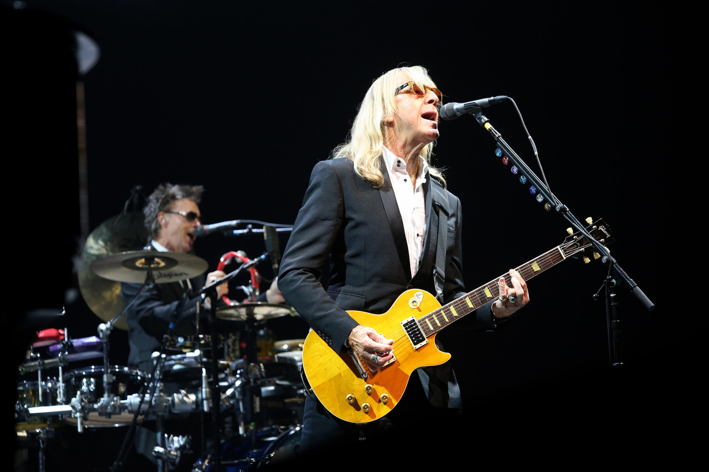 Eltono Johno gitaristas D.Johnstone'as su juo groti pradėjo dar prieš 45 metus.<br>R.Danisevičiaus nuotr.