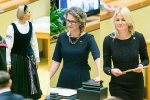 Pirmajam posėdžiui politikės puošėsi ir suknelėmis, ir tautiniais drabužiais