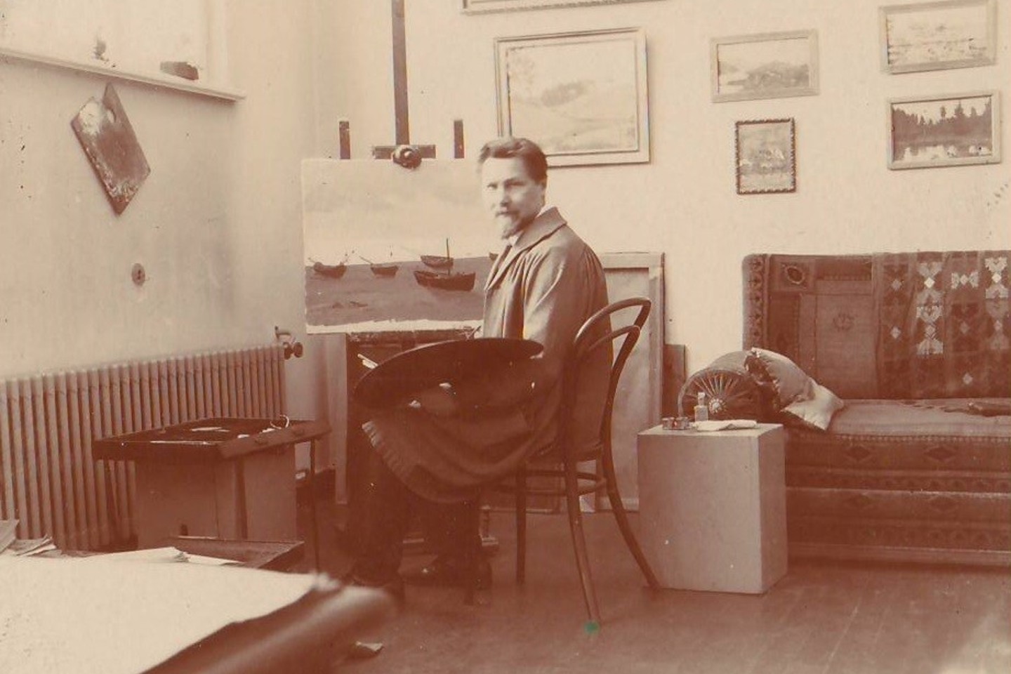 A.Žmuidzinavičius dirbtuvėje prie molberto, 1932 m.