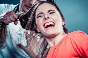 Kaip atpažinti, kad moteris namuose patiria fizinį ir seksualinį smurtą