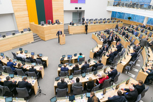 Naujoji valdžia sumažino Seimo vicepirmininkų skaičių ir atėmė automobilius