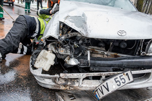 Vilniuje apvirto automobilis, nukentėjo žmogus