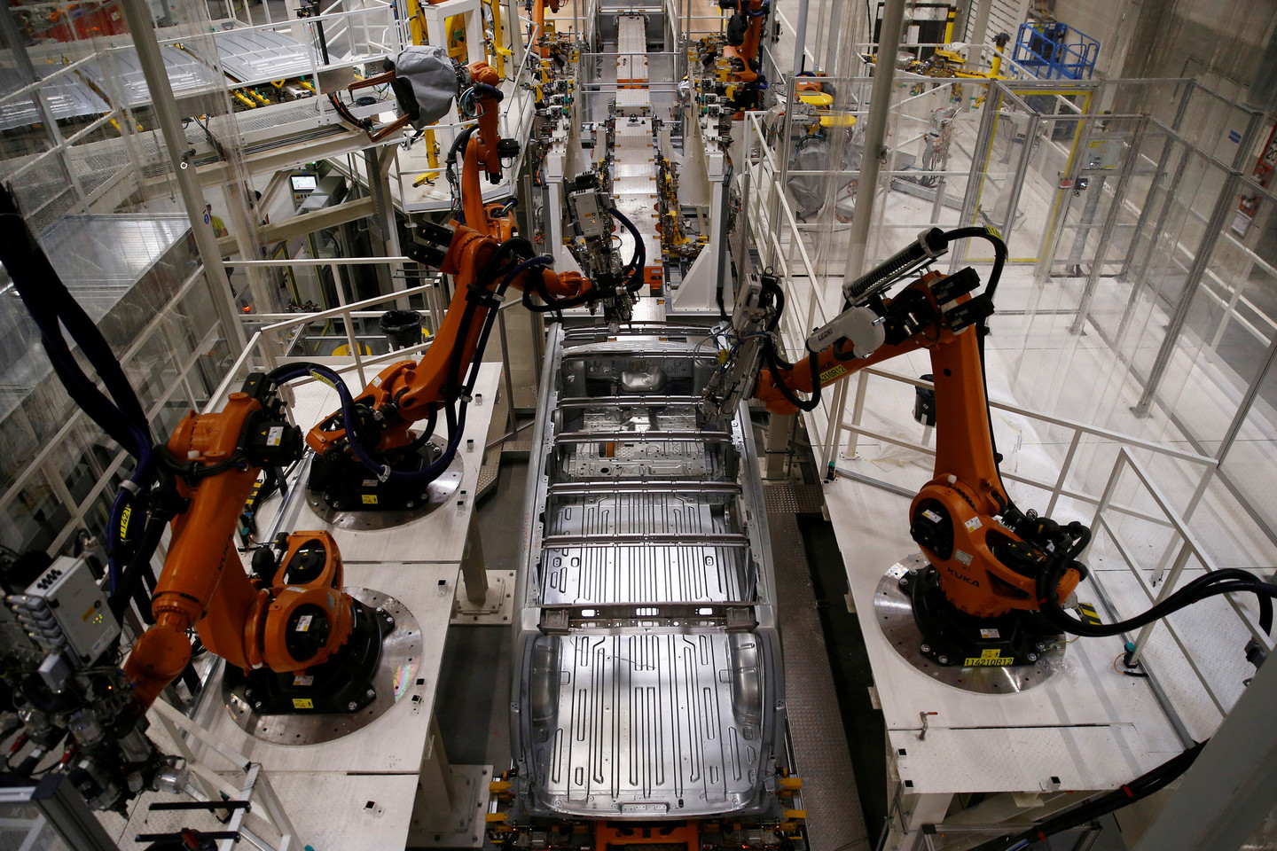 Lenkijoje, naujame „Volkswagen“ fabrike darbuotojus pakeitė robotai.<br>Reuters/Scanpix nuotr.