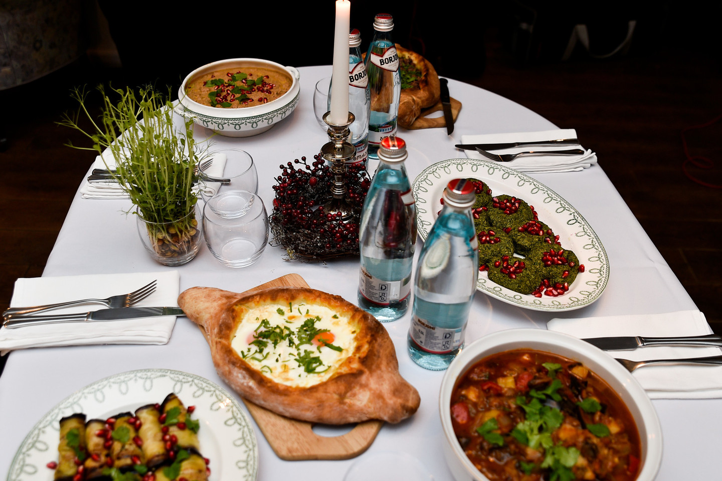 Restorane „La Storia“ šefas Arūnas Jonaitis ir dainininkė Šorena Džaniašvili pristatė šventinius gruziniškos virtuvės patiekalus.<br>V.Ščiavinsko nuotr.