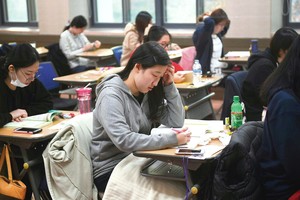 Dėl egzamino Pietų Korėja sustingo: neskraidė net lėktuvai