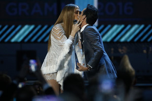 Lotynų muzikos „Grammy“: Jennifer Lopez apdovanojo bučiniu buvusį sutuoktinį