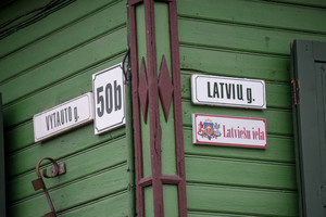 Gatvę Vilniuje papuošė lentelė latvių kalba