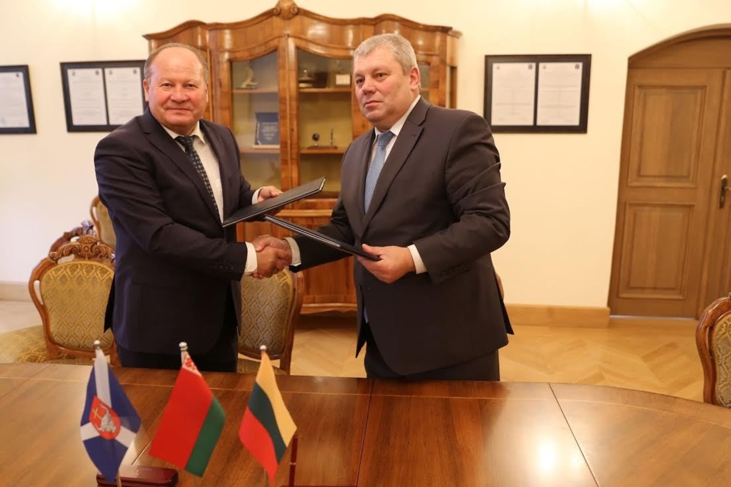 Kauno rajono meras V.Makūnas (kairėje) ir Gardino meras M.Gojus pasirašė dokumentą dėl savivaldybių bendradarbiavimo.