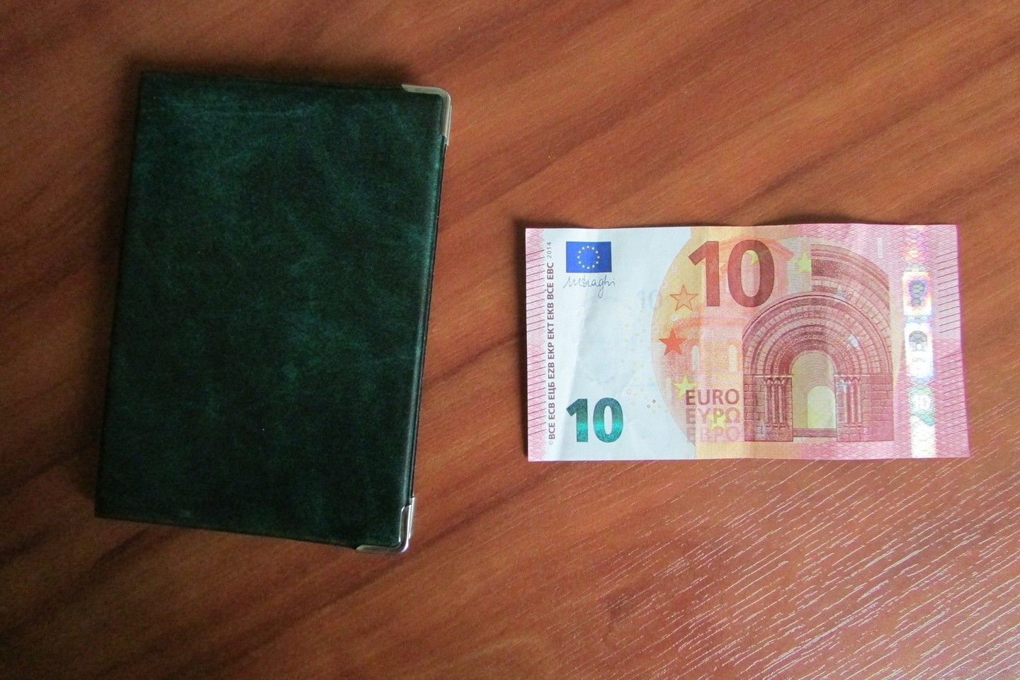 Protokolo nenorėjusi laukti pilietė muitininkui pasiūlė 10 eurų.