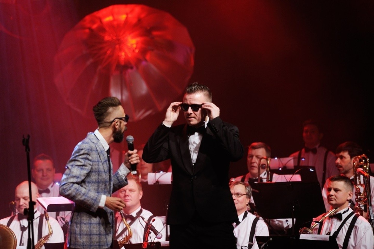 Šį šeštadienį sausakimšoje Klaipėdos koncertų salėje įvyko finalinis Lino Adomaičio ir Kauno bigbendo turo „19“ šou.<br>D.Čėplos nuotr.