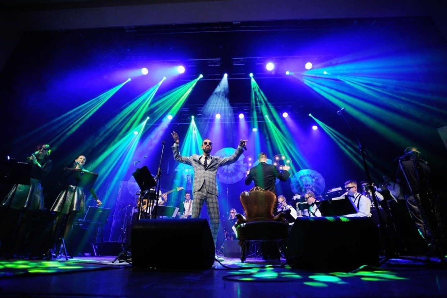 Šį šeštadienį sausakimšoje Klaipėdos koncertų salėje įvyko finalinis Lino Adomaičio ir Kauno bigbendo turo „19“ šou.<br>D.Čėplos nuotr.