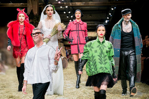 Juozo Statkevičiaus aukštosios mados kolekcija – ant šieno ir su klumpėmis