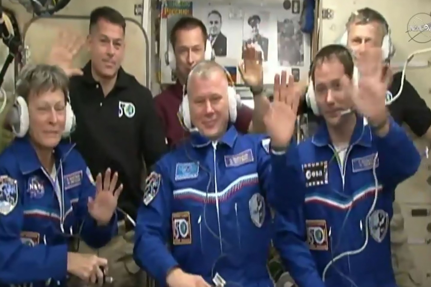 Iš kairės: P.Whitson, O.Novickis ir T.Pesquet atvyko į Tarptautinę kosminę stotį.<br>AFP/Scanpix nuotr.