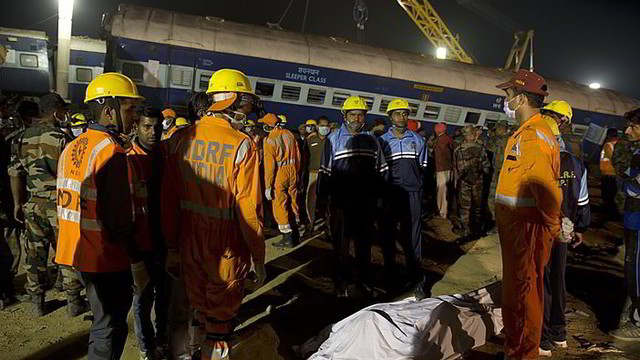 Auga traukinio avarijos Indijoje aukų skaičius, gelbėtojai praranda viltį