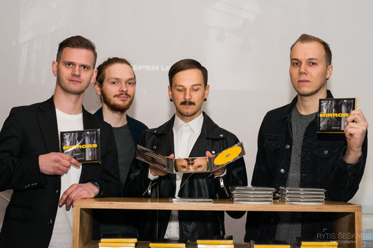 Grupė „Deeper Upper“ jaukiai pristatė debiutinį albumą „Mirrors“