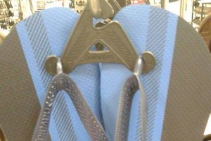 Sumaištis internete: žmonės pliekiasi dėl šlepečių spalvos