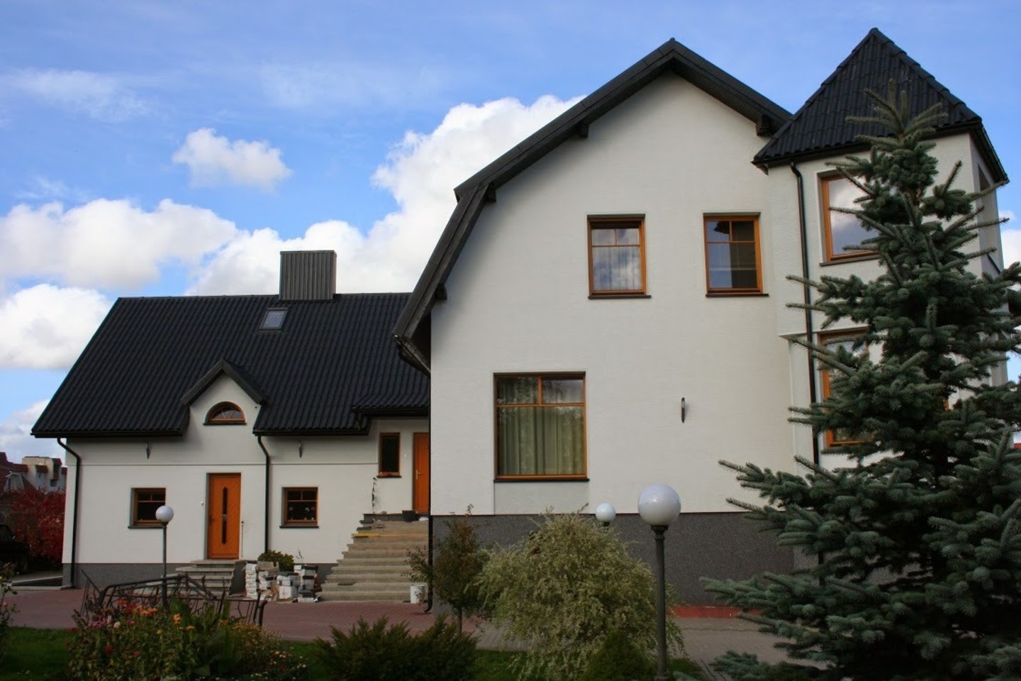 Kaip pastebi architektai, šiuolaikiniuose lietuvių individualiuose namuose jau akivaizdžiai dominuoja racionalumas.<br>UAB „Eternit Baltic“ nuotr.