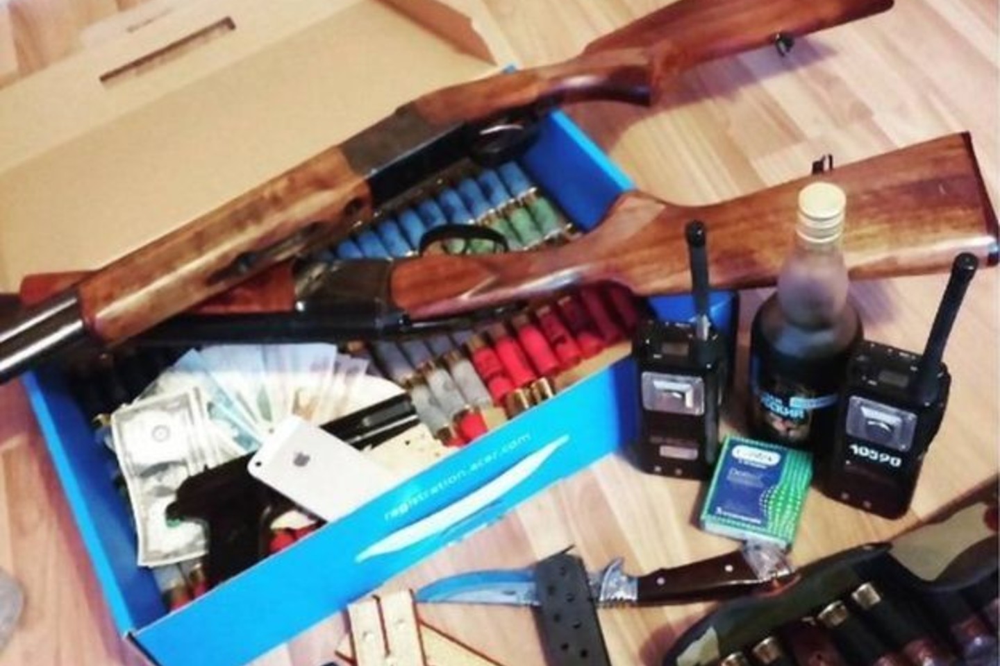 Name Katia ir Denisas aptiko ne tik alkoholio, bet ir ginklų, kuriuos vėliau panaudojo šaudydami į atvykusius pareigūnus ir merginos motiną.<br>„Instagram“ nuotr.