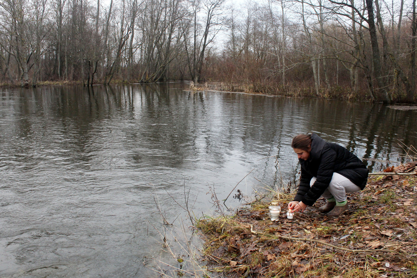 Šešiamečio žūties sukrėsti Degučių kaimo gyventojai nelaimės vietoje degė žvakes.<br>R.Vitkaus nuotr.