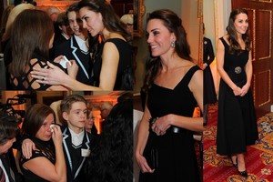 Verkiančią moterį guodusi Catherine: „Kaip motina, aš privalau jus apkabinti“