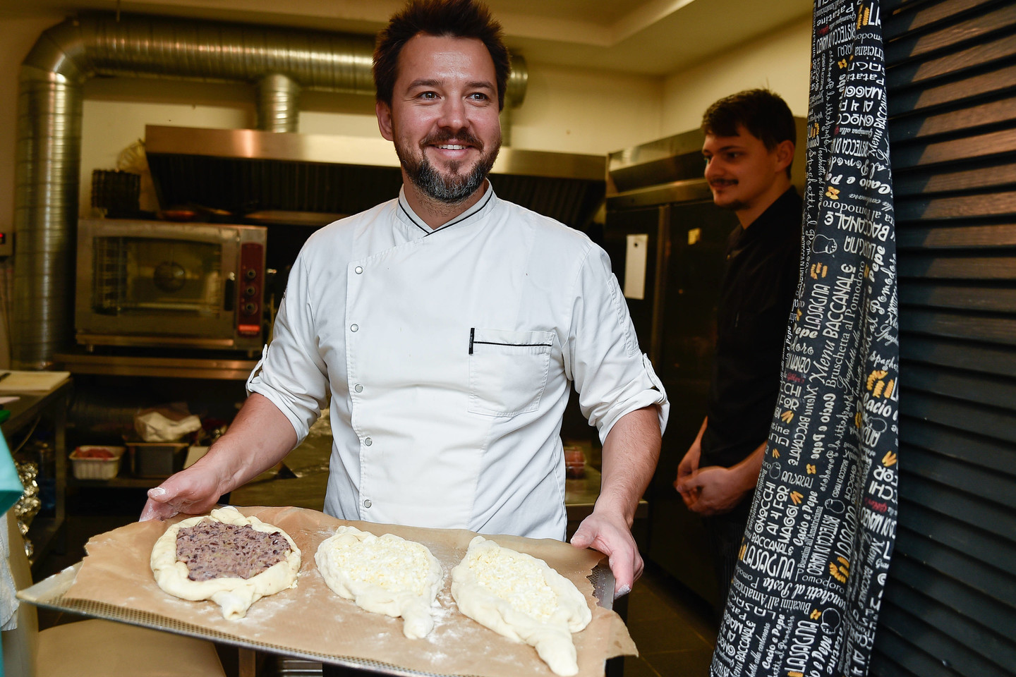 Restorano „La Storia“ šefas Arūnas Jonaitis pabandė pagaminti gruziniškų patiekalų.<br>V.Ščiavinsko nuotr.