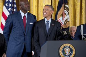 JAV prezidentas pokštavo apdovanodamas NBA legendą Michaelą Jordaną