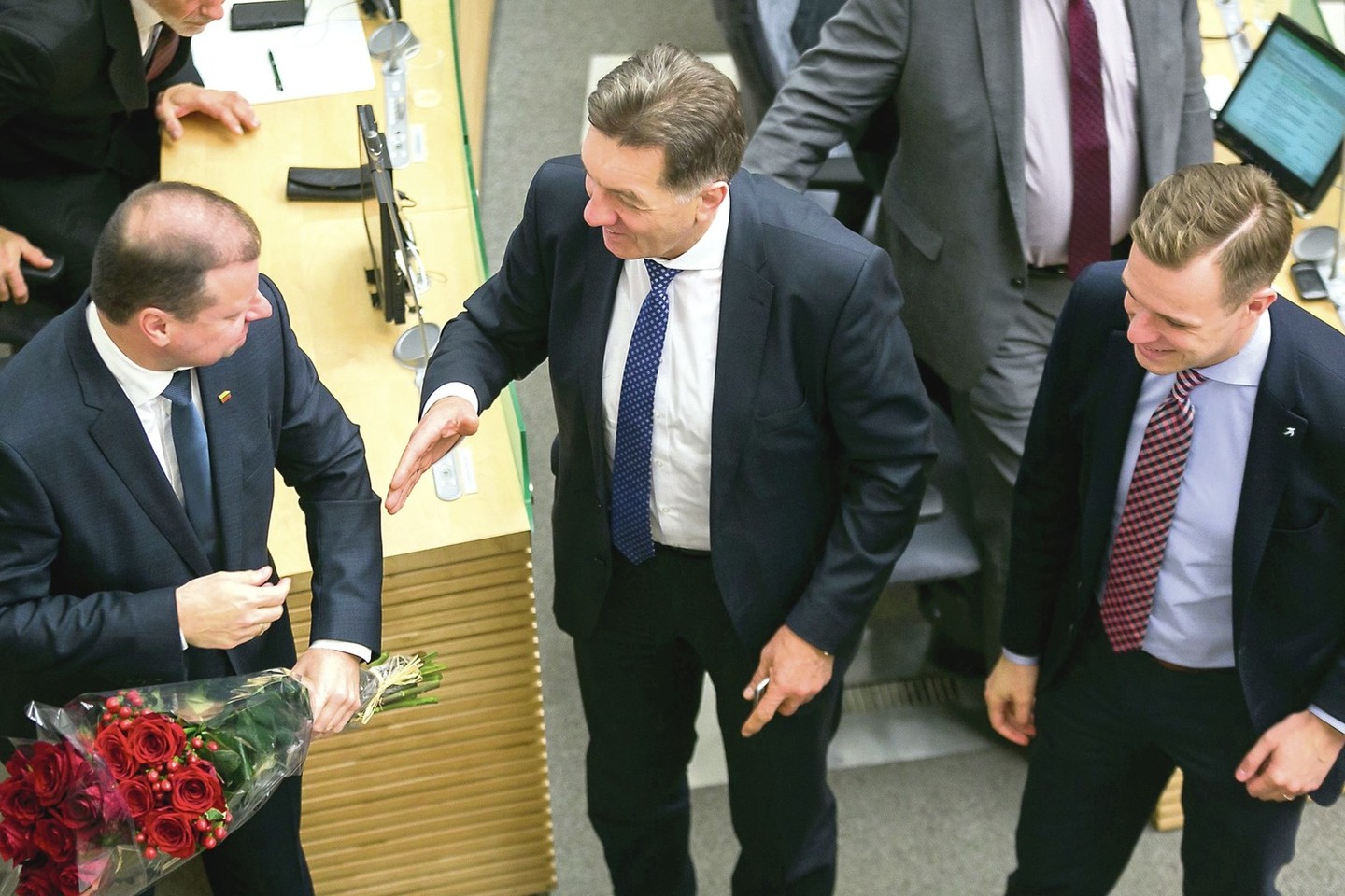 Naująjį premjerą S.Skvernelį vakar sveikino ir valdančiosios koalicijos partnerių socialdemokratų vadovas A.Butkevičius, ir opozicijoje esančių konservatorių lyderis G.Landsbergis.<br>T.Bauro nuotr.