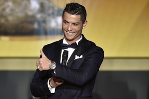 Gėjus? Cristiano Ronaldo glėbesčiavo savo mylimąją Paryžiuje