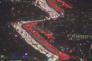 Įamžino hipnotizuojantį didžiausios naktinės spūsties vaizdą