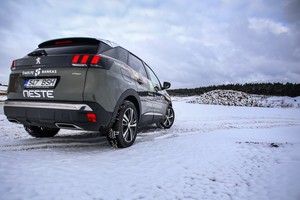 Tikėdamiesi sėkmės pasenusius modelius paverčia visureigiais