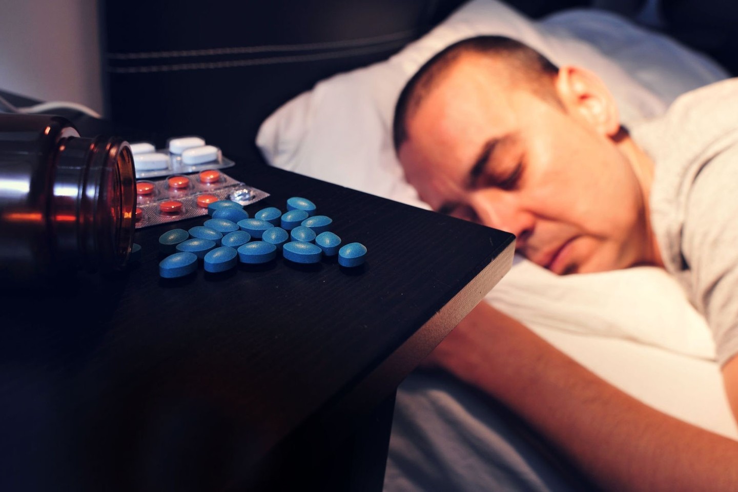 Daugiau nei pusė (57 proc.) šalies gyventojų rytais jaučia miego trūkumą, o 58 proc. teigė negalintys užmigti dėl streso ir įtampos darbe.<br>123rf nuotr.