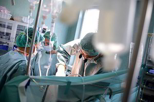 Teismas aiškinsis dėl šiaudų smulkintuve sužaloto jaunuolio, kvies liudytojus