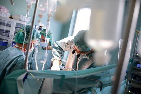 Teismas aiškinsis dėl šiaudų smulkintuve sužaloto jaunuolio, kvies liudytojus