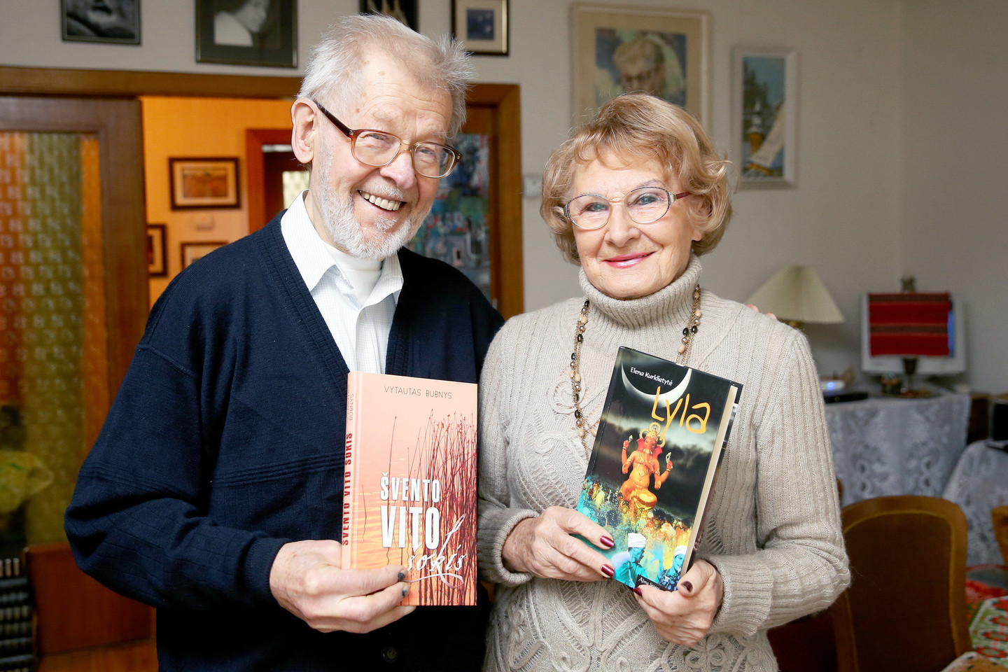Rašytojų pora Elena Kurklietytė ir Vytautas Bubnys jaučiasi laimingi knygas rašydami tuose pačiuose namuose<br>R.Danisevičiaus nuotr.