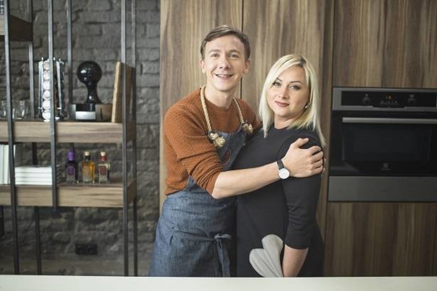 TV3 gelbėtoja Sandra Žutautienė (dešinėje) su virtuvės meistru Deividu Praspaliausku.<br>TV3 nuotr.