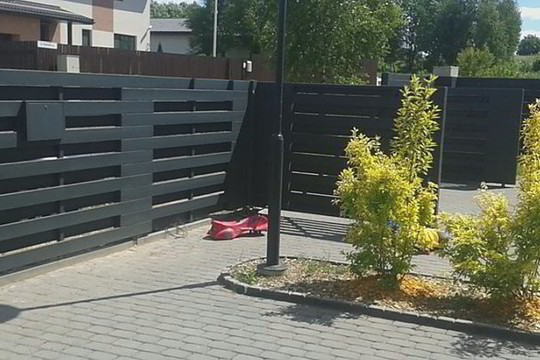 Medinių tvorų privalumai ir trūkumai: viskas, ką reikėtų žinoti